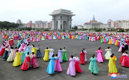 북한정권수립 70주년 기념 무도회  북한 조선중앙통신은 북한 정권수립 70주년을 기념해 6일 평양 개선문 광장에서 조선사회주의여성동맹원 등이 참가한 무도회가 열리고 있다고 보도했다. 2018.9.6
